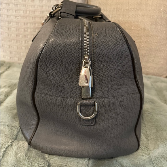 LOUIS VUITTON Neo Kendall Taiga Leather Travel Bag with LV keychain - Picture 5 of 15